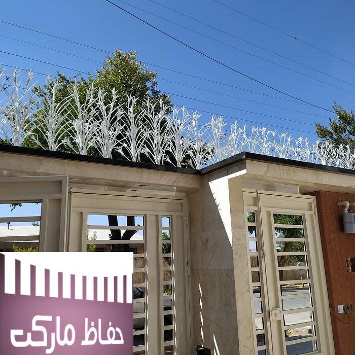 نرده روی دیوار