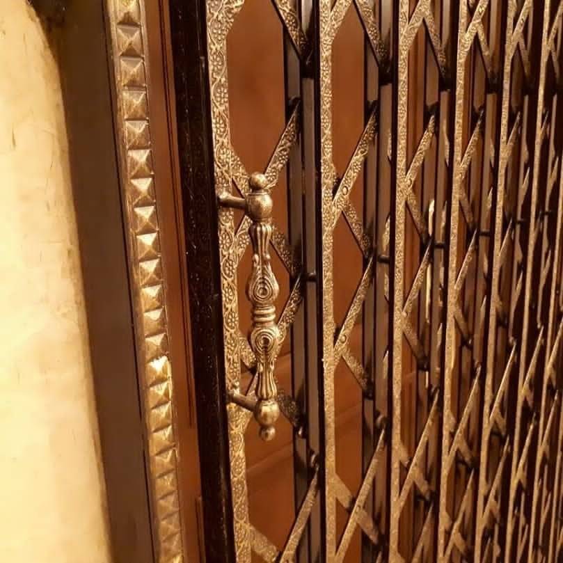 بررسی نرده آهنی پشت در