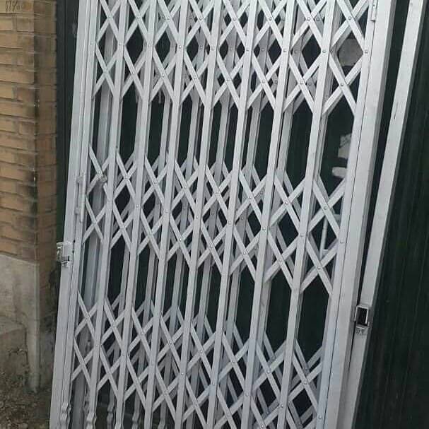 حفاظ آهنی پشت در