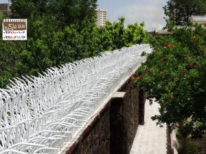 حصار آهنی بالای دیوار