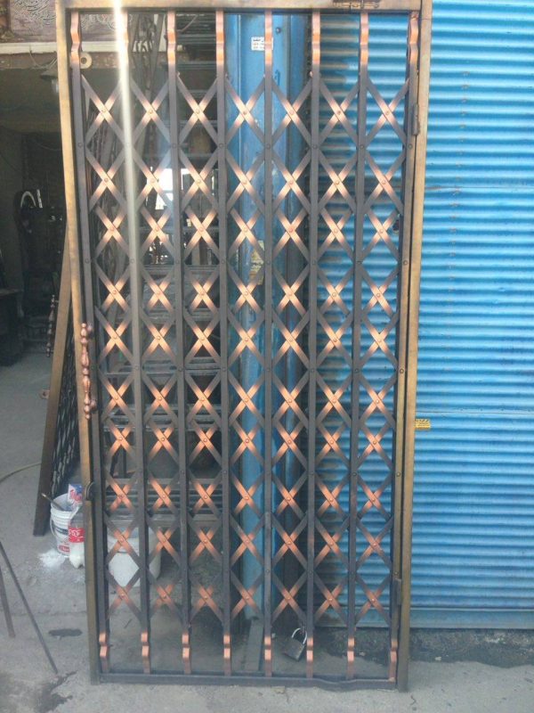 حفاظ آکاردئونی پشت درب منزل