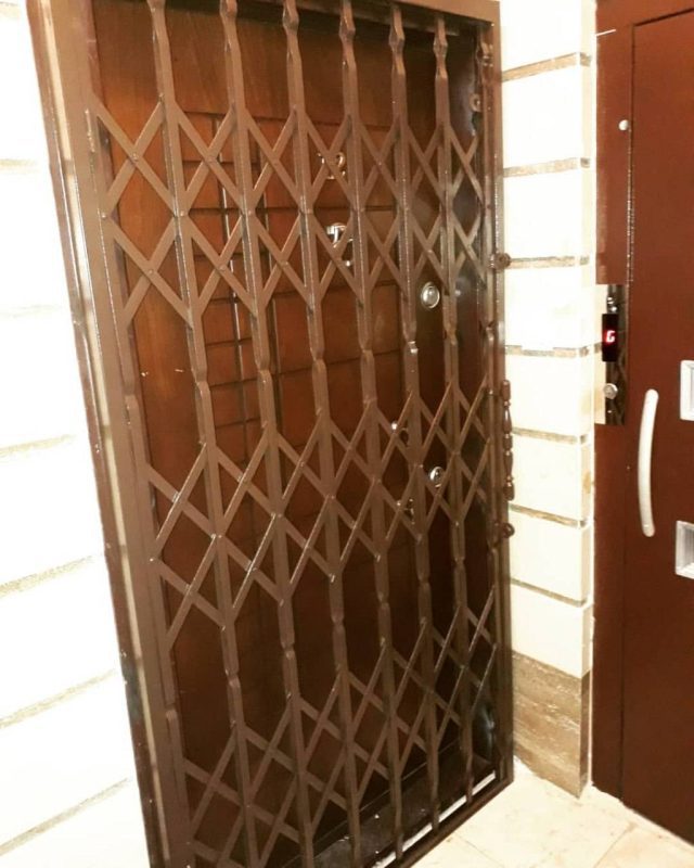 حفاظ آکاردئونی پشت درب ورودی