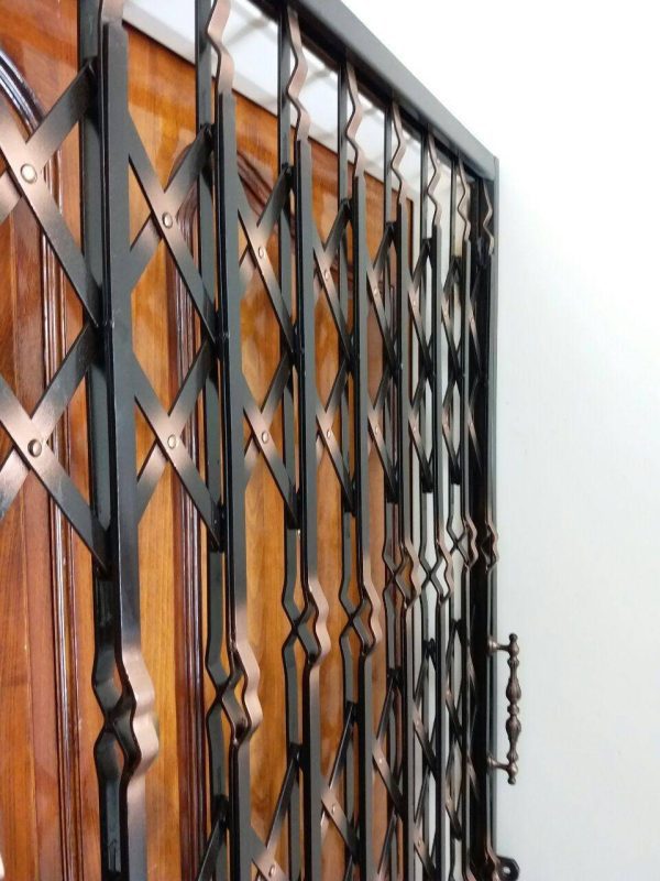 نرده گارد جلوی درب آپارتمان