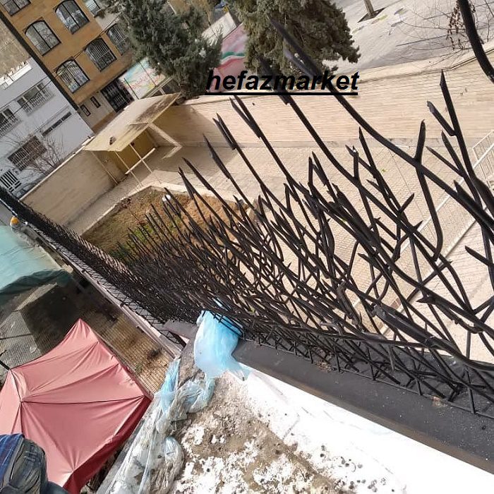 نصب حفاظ آهنی شاخ گوزنی برای دیوار خانه