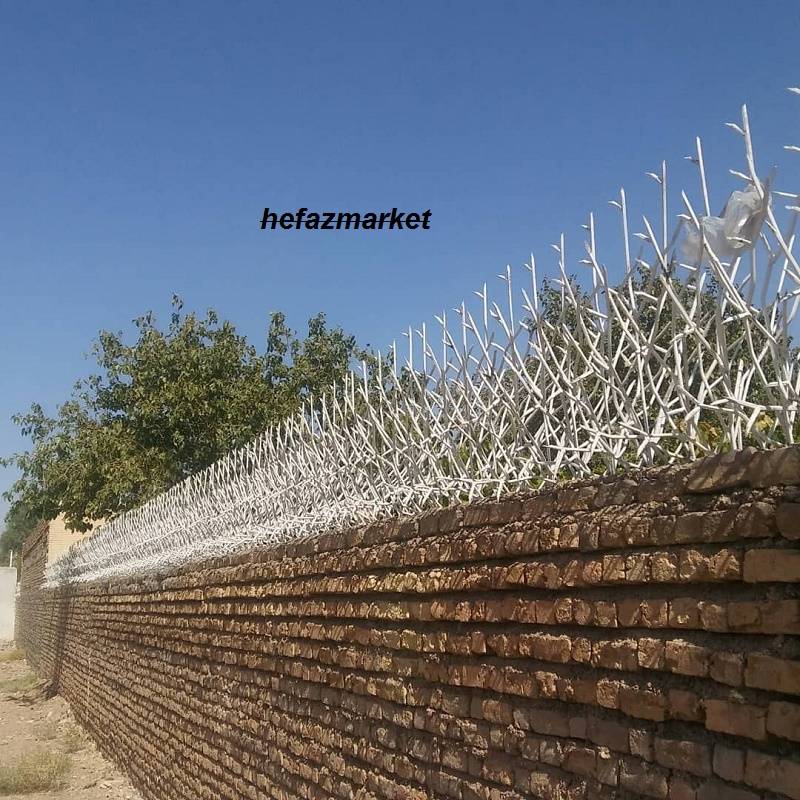 نرده بالای دیوار شاخ گوزنی