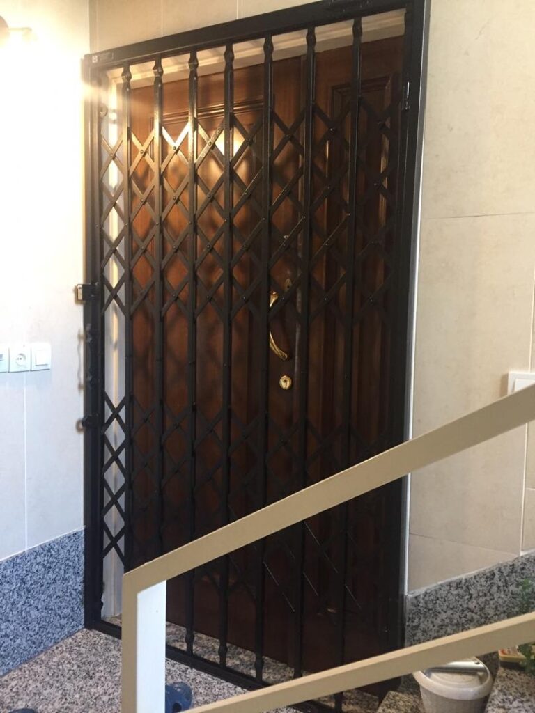 بررسی حفاظ کشی پشت درب منزل