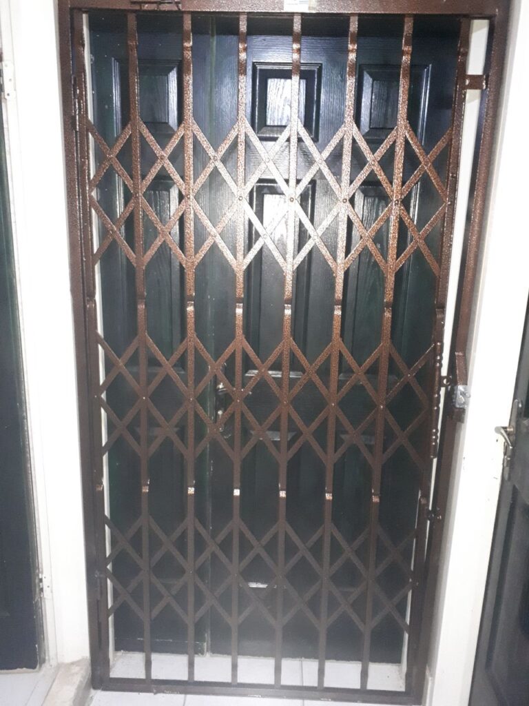 نصب محافظ آکاردئونی درب خانه