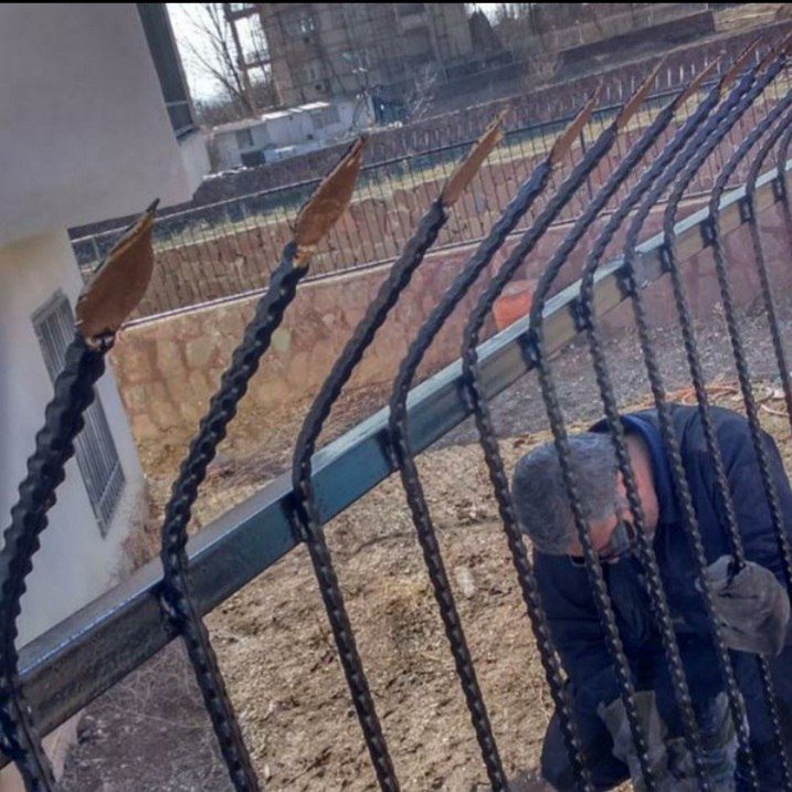 حفاظ کشی بالای دیوار با نرده محافظ طرح سر نیزه ای