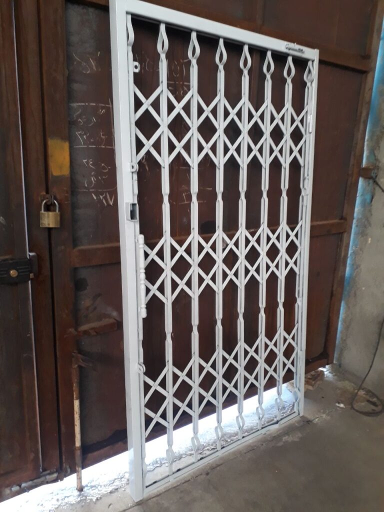 بررسی درب آکاردئونی با رنگ سفید