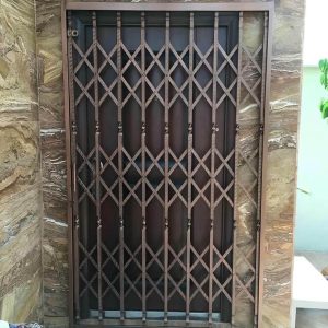 درب و حفاظ آکاردئونی نصب شده روی دیوار