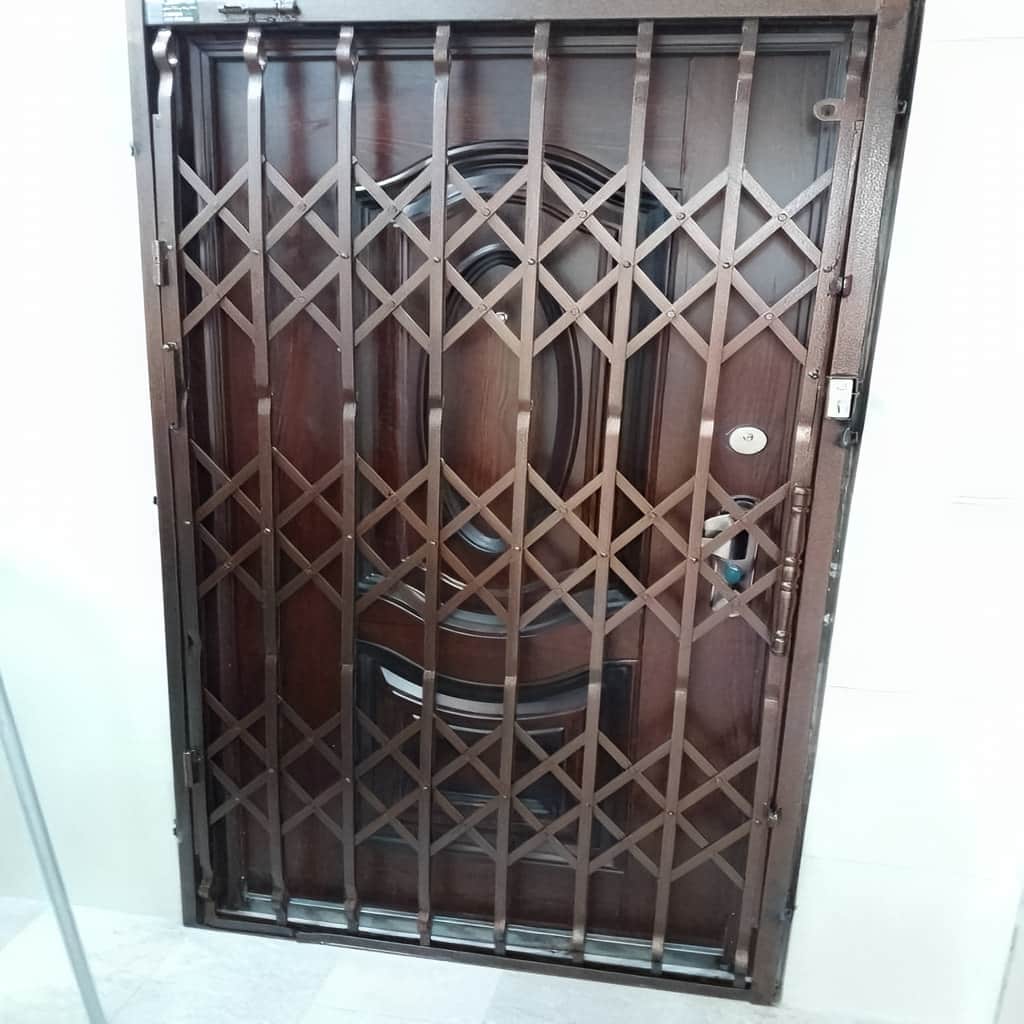 درب آکاردئونی در بندر انزلی