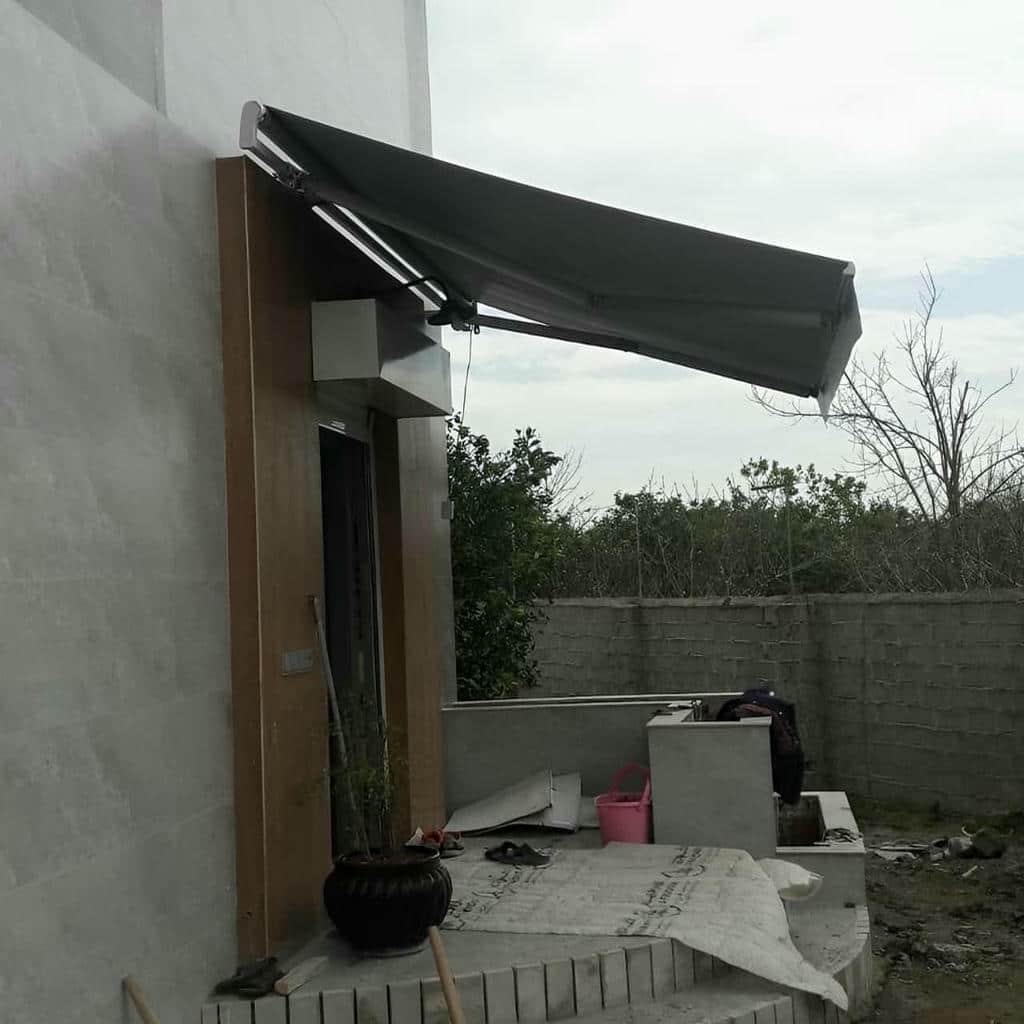نصب سایبان برقی بازویی اتوماتیک سازه فلزی در ساری