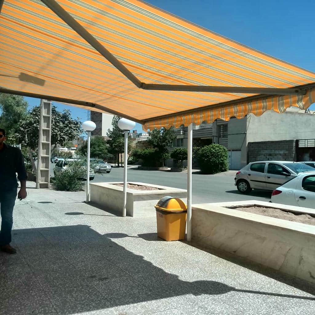 نصب سایبان برقی بازویی اتوماتیک مقاوم در برابر UV در کاشان