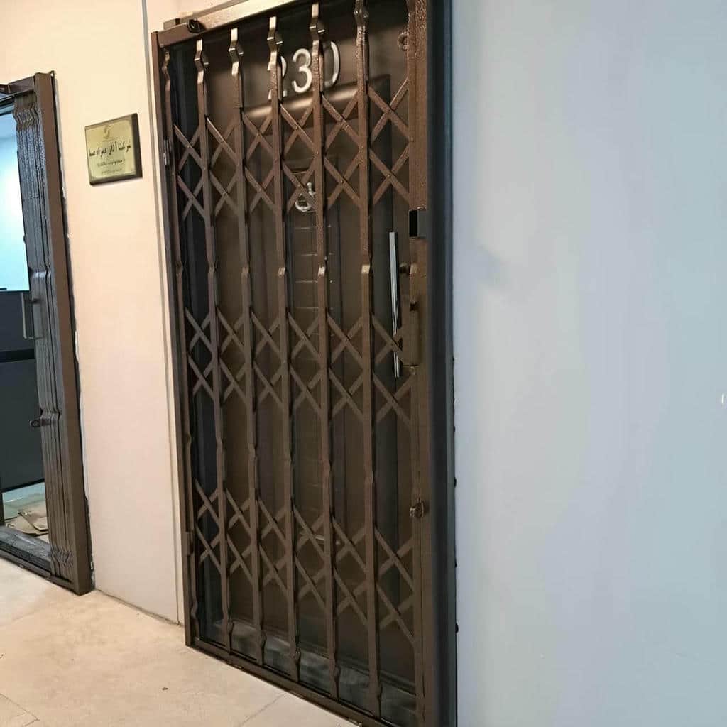 درب آکاردئونی در بندر لنگه