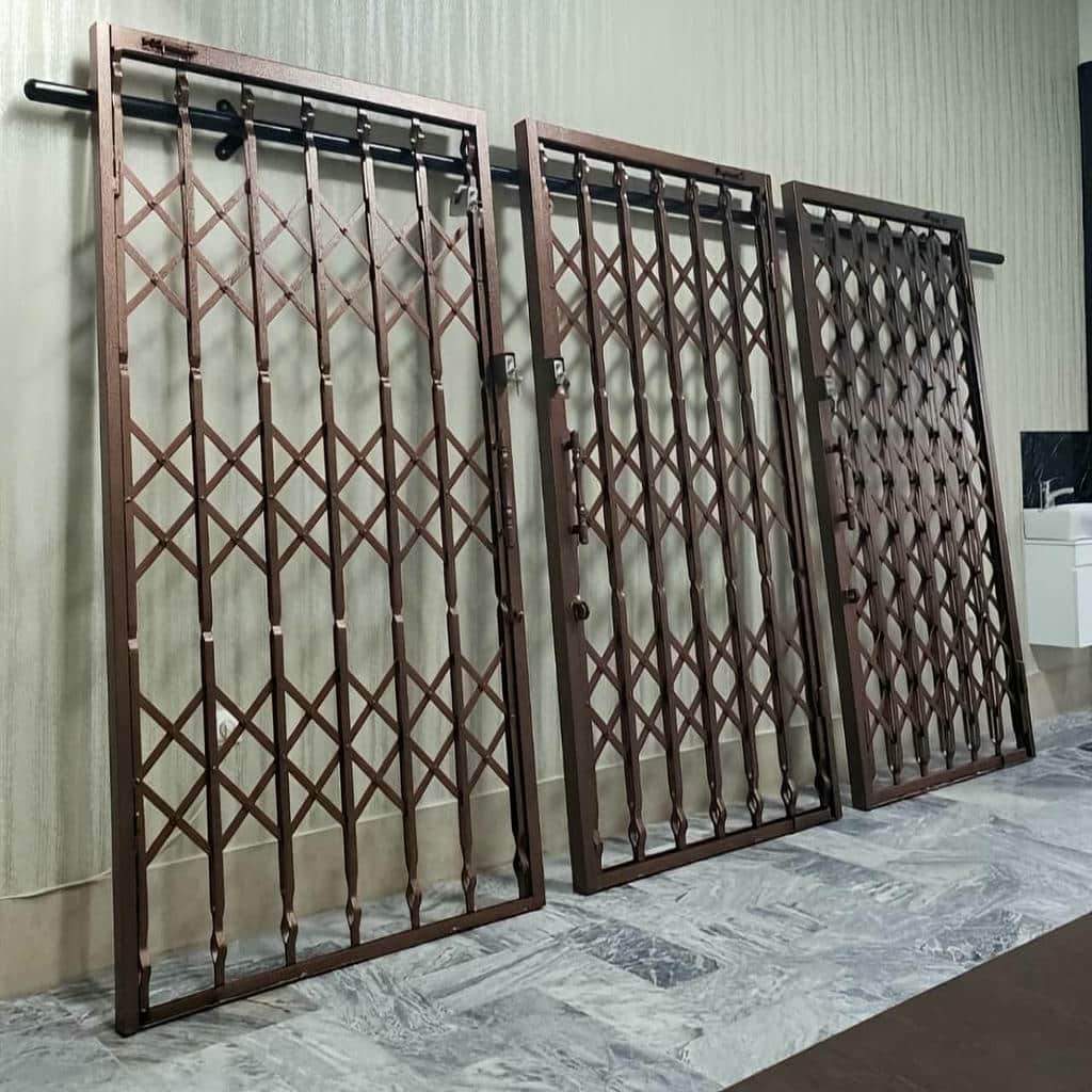 درب آکاردئونی در ساوه