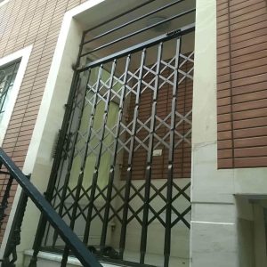 درب آکاردئونی در کرمانشاه