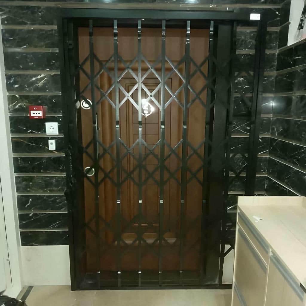 درب آکاردئونی در فیروزکوه