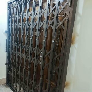 درب آکاردئونی در بندر دیلم