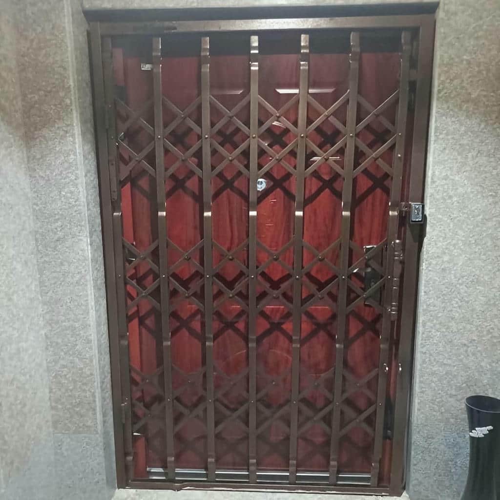 درب آکاردئونی در سبزوار