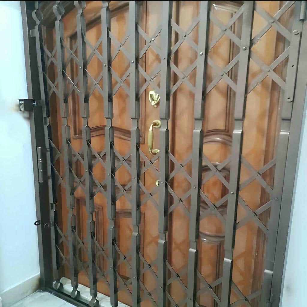 درب آکاردئونی در قائمشهر