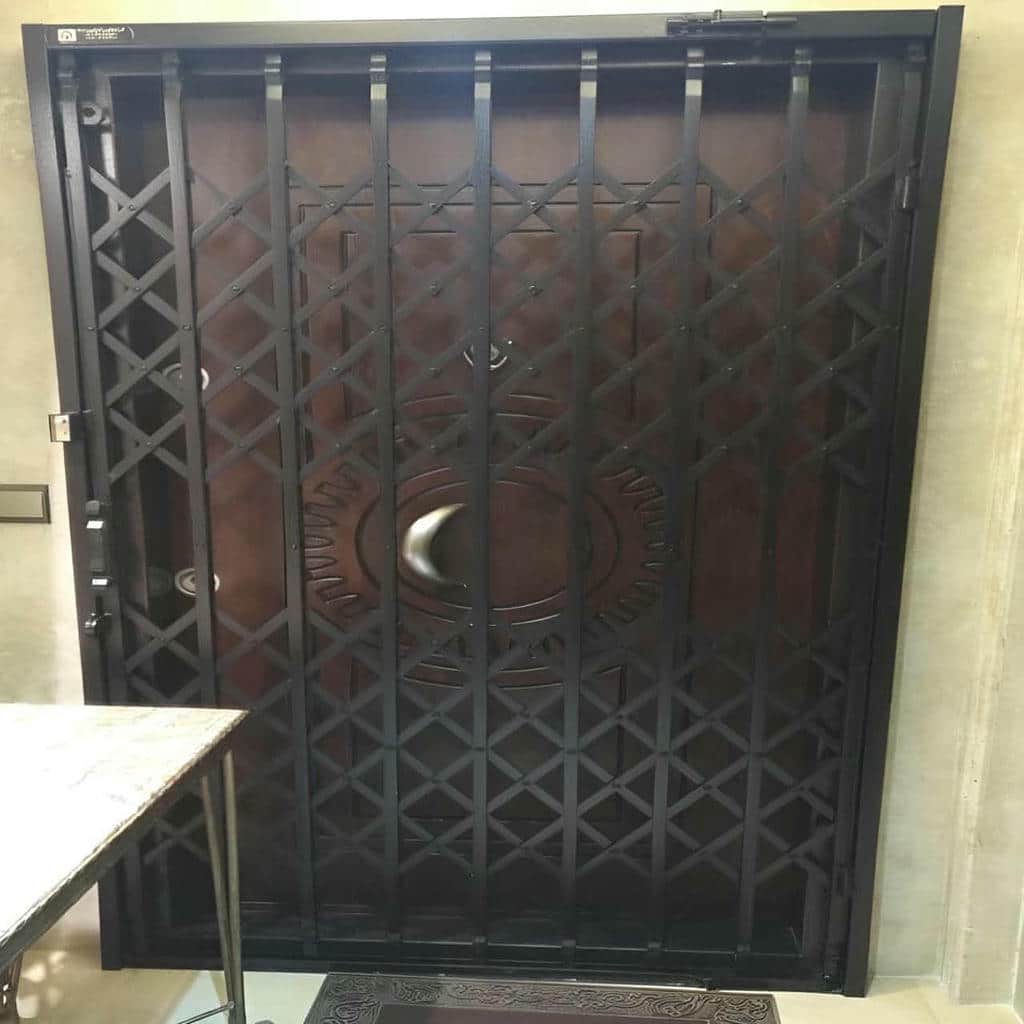 نصب درب آکاردئونی چهارگل در ایرانشهر
