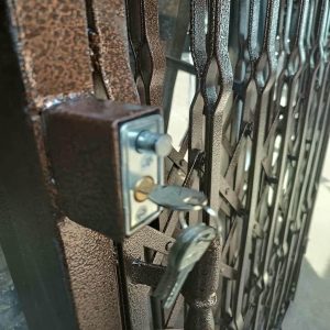 درب آکاردئونی در سقز