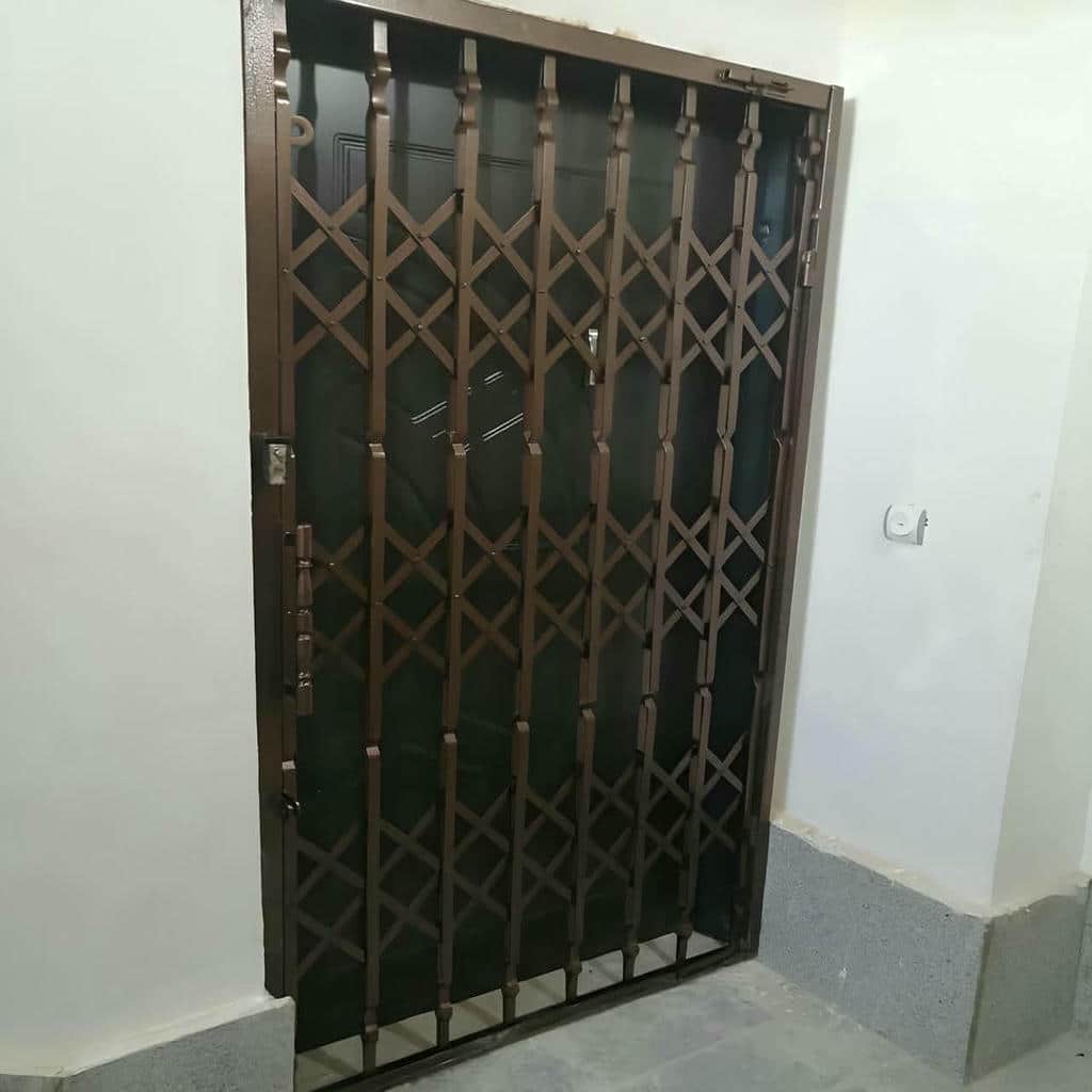 درب آکاردئونی در بندر بوشهر