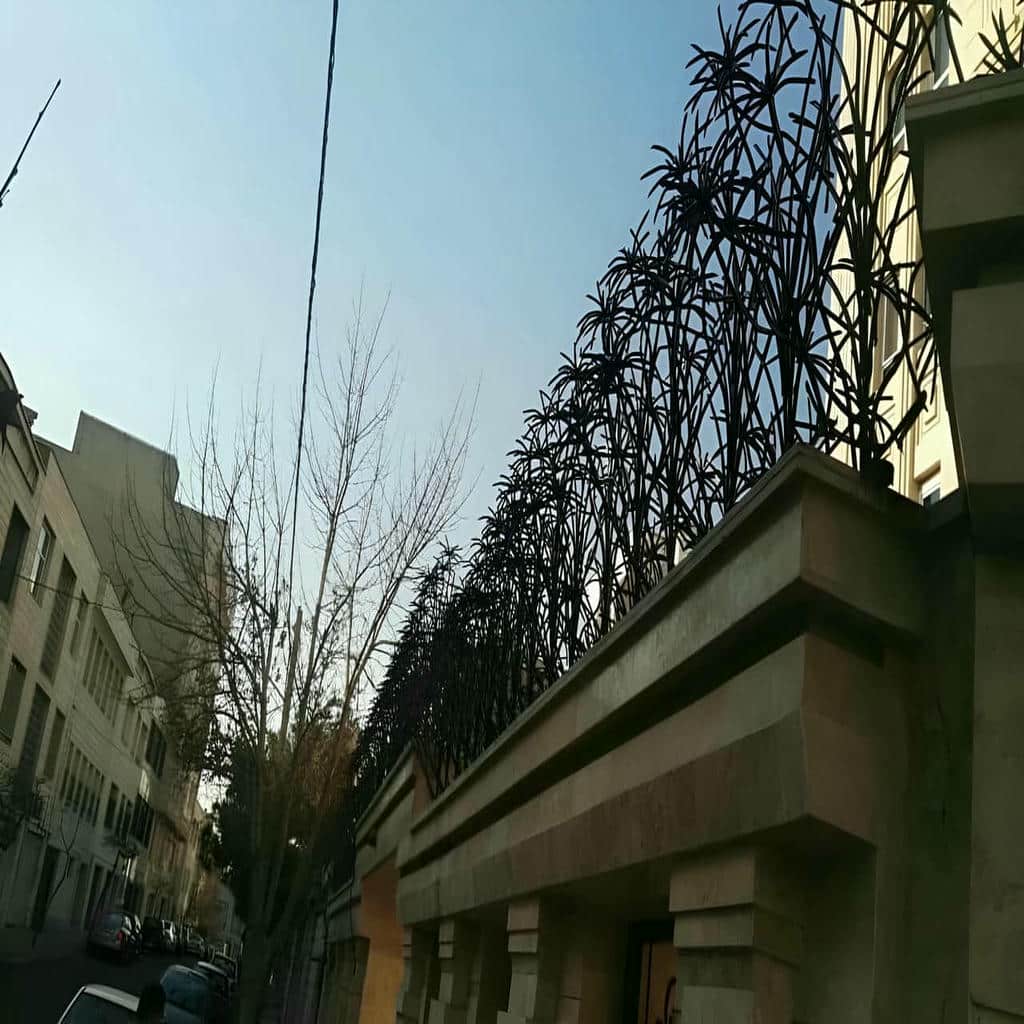 نصب حفاظ شاخ گوزنی دیوار ساختمان در گنبدکاووس