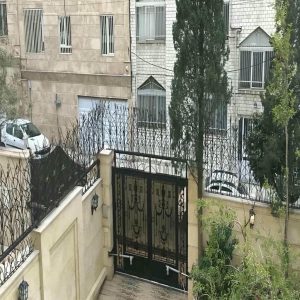 حفاظ شاخ گوزنی دیوار ساختمان در بندر انزلی