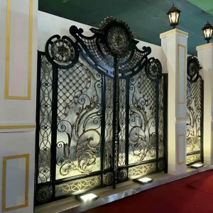درب حیاط در ساوه
