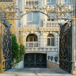درب حیاط در آبسرد