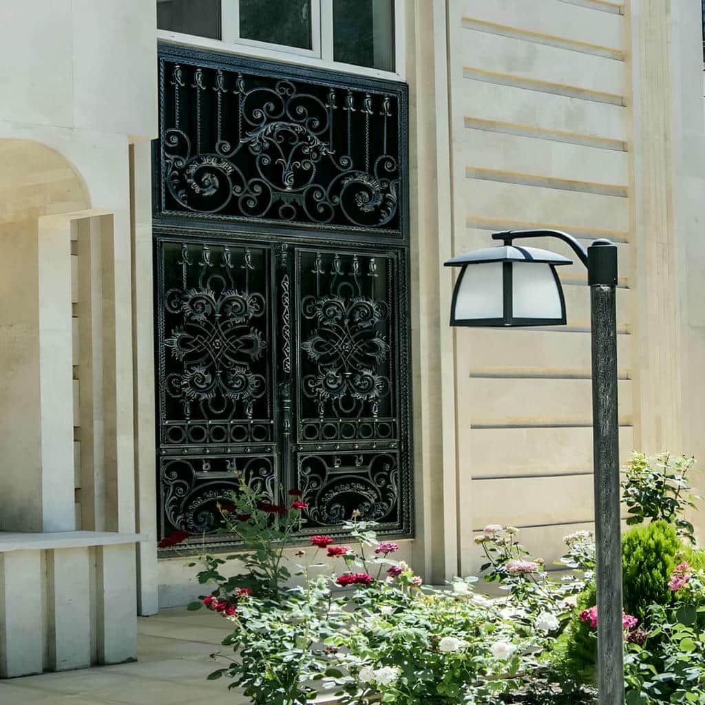 درب حیاط در کمال شهر