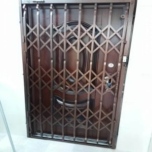 درب آکاردئونی در بندر انزلی