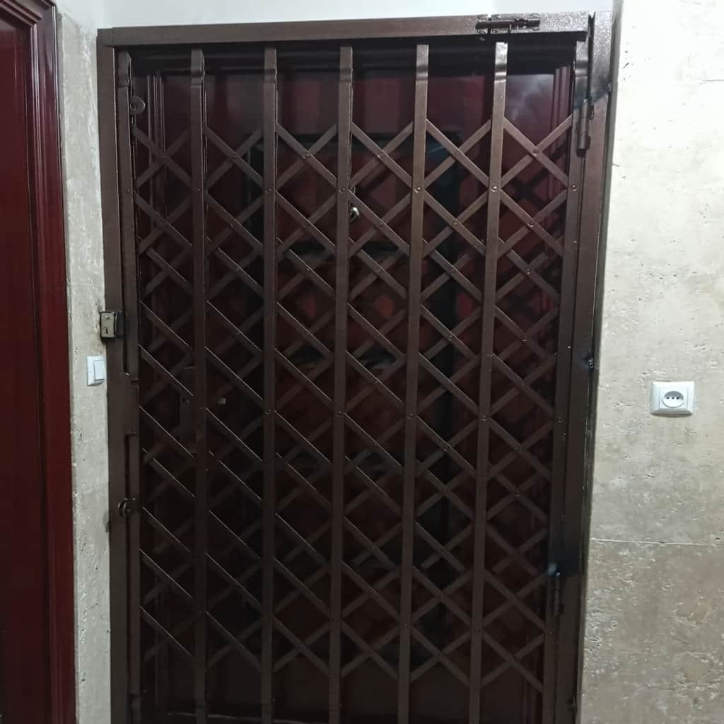 قیمت درب آکاردئونی مشکی طلایی بر اساس مدل و متریال