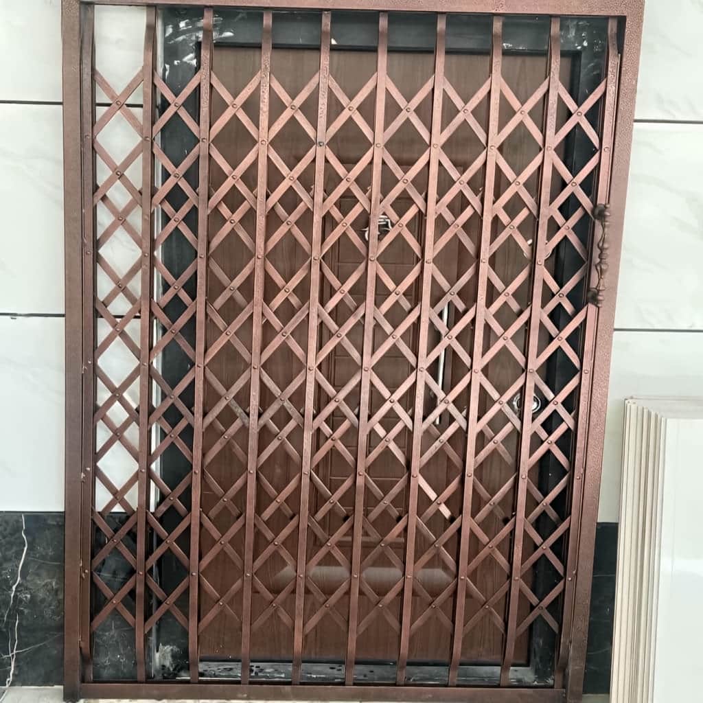 نصب درب آکاردئونی چهار گل لوزی با ریل روان