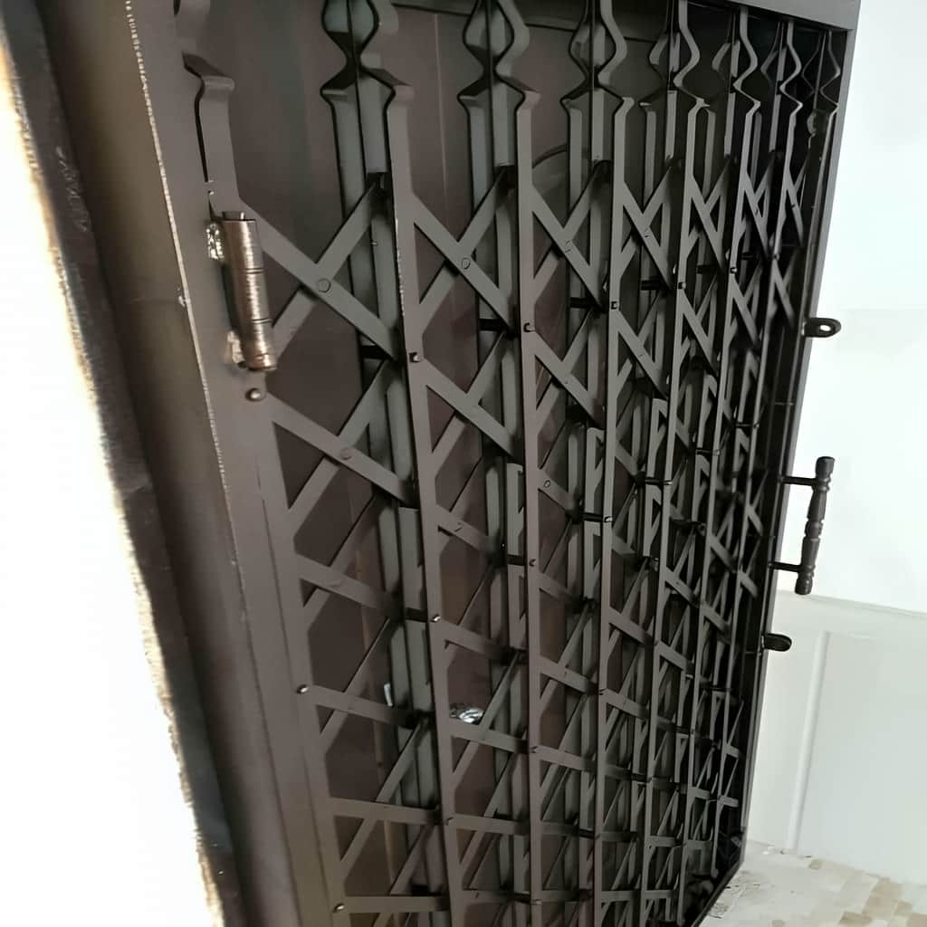 خرید درب آکاردئونی سفید طلایی برای ورودی روشن