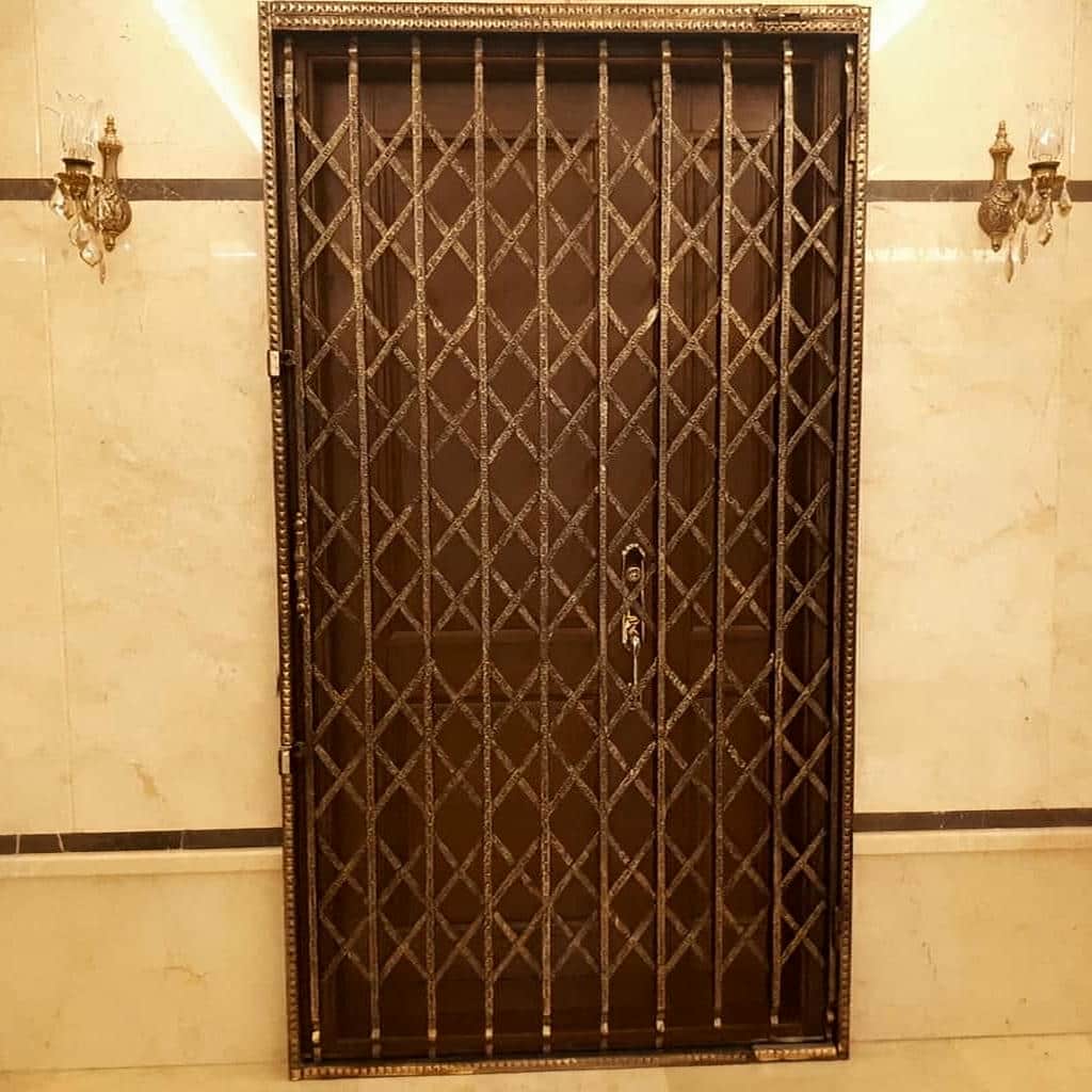 سفارش درب آکاردئونی مشکی طلایی با جزئیات طلایی