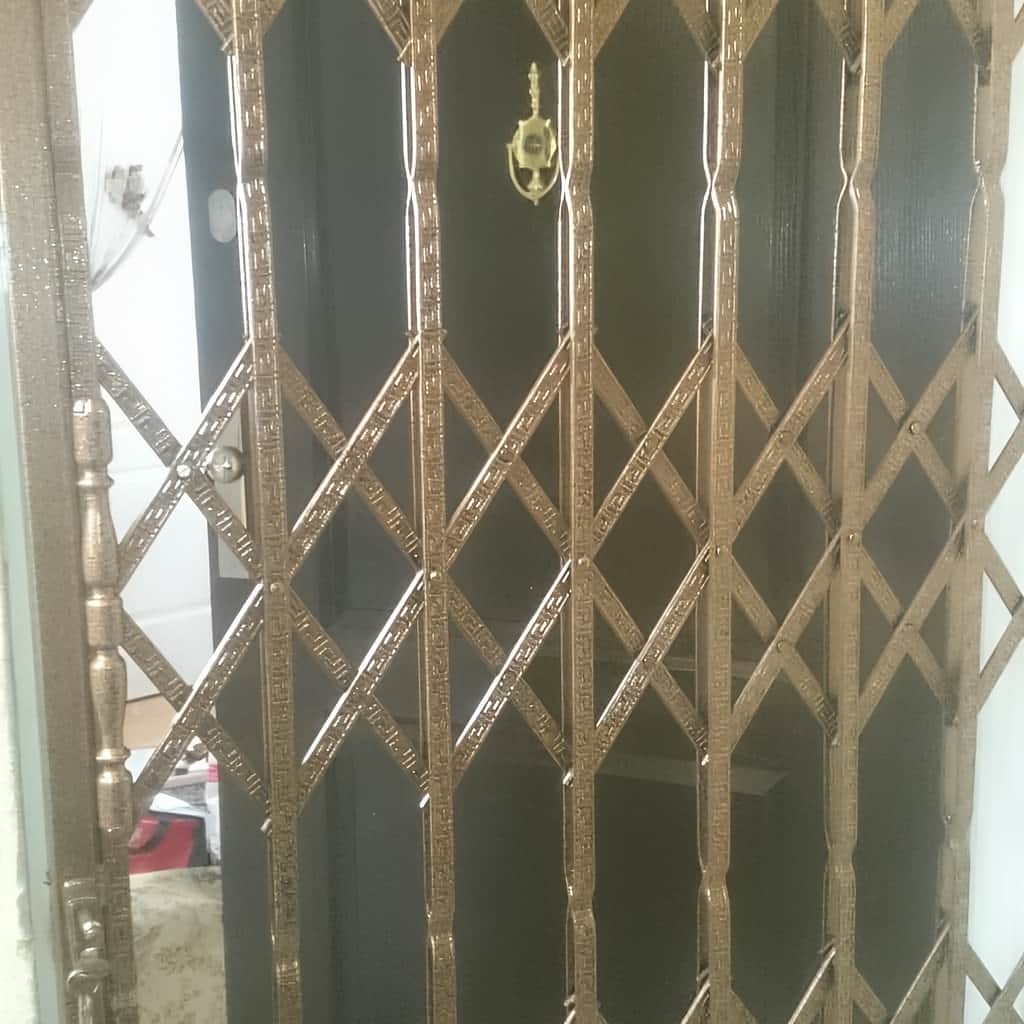 نصب حفاظ آکاردئونی دو جداره ورودی با ریل مقاوم