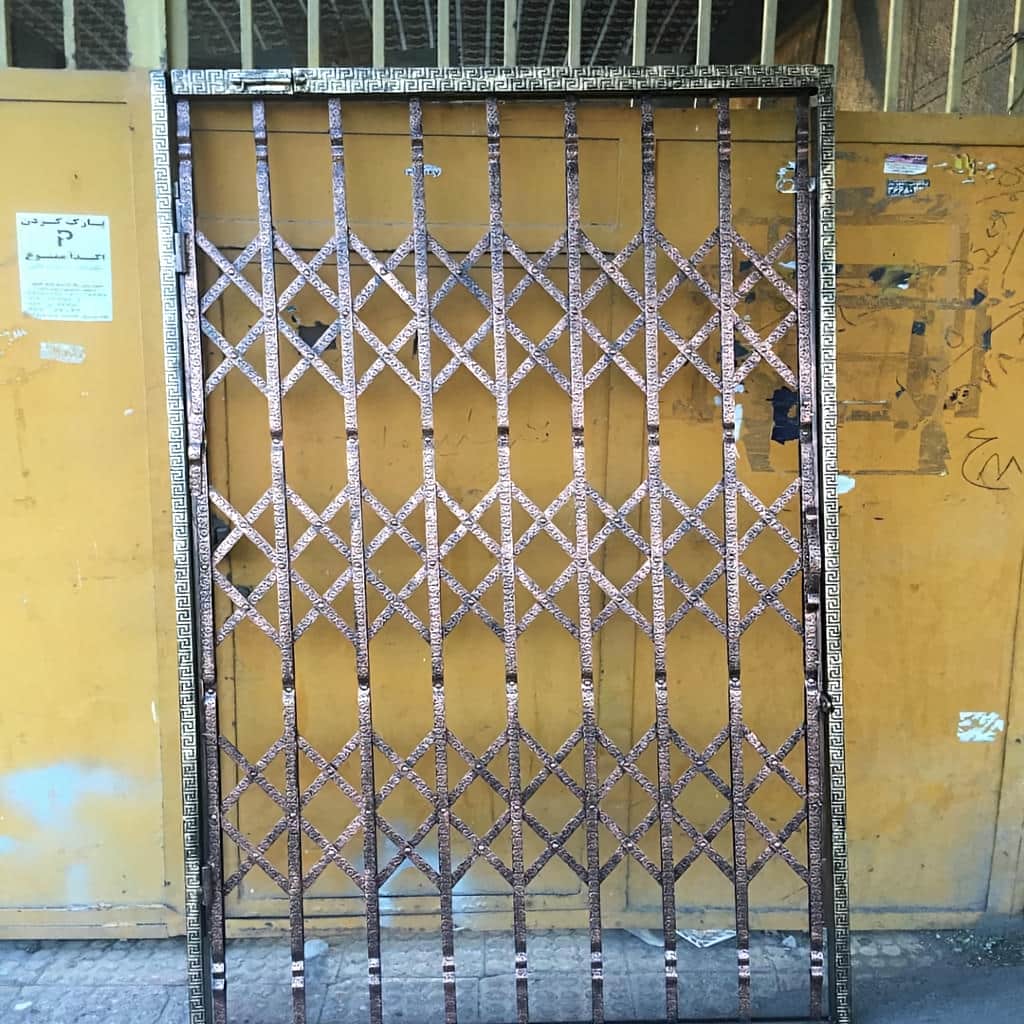 قیمت درب ریلی آکاردئونی کم جا بر اساس مدل و متریال