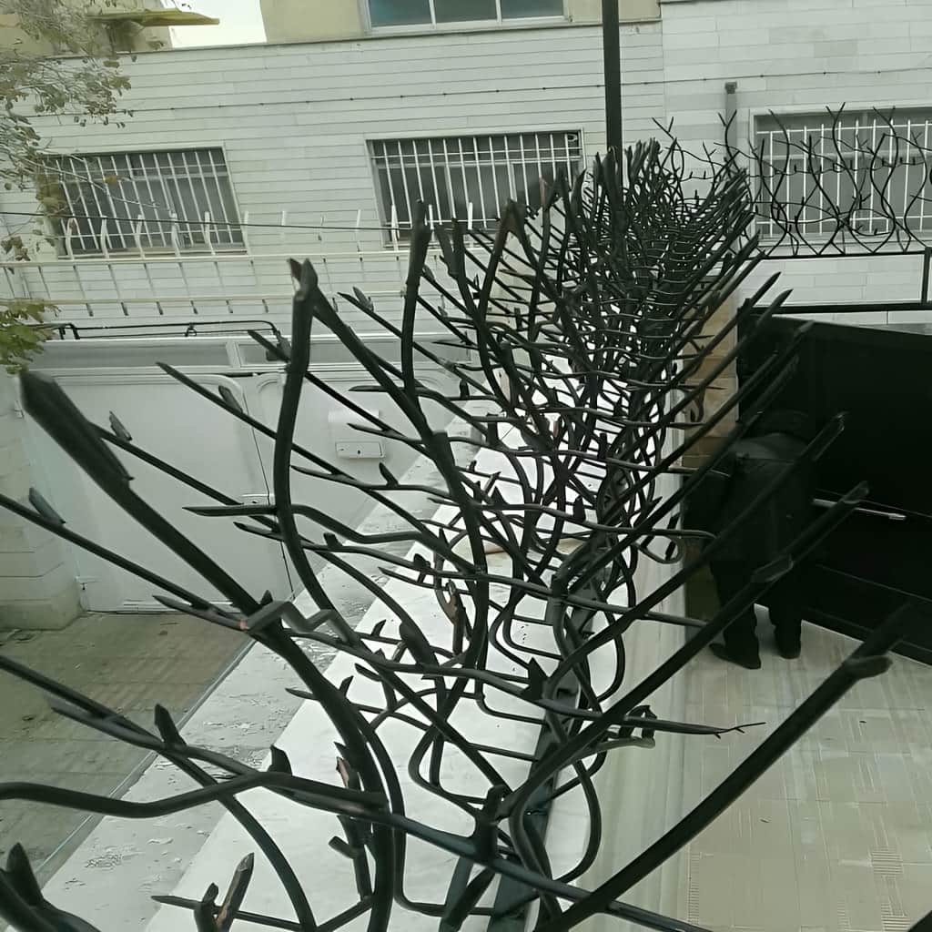 اجرای حفاظ نیزار برای دیوار پیرامونی باغ