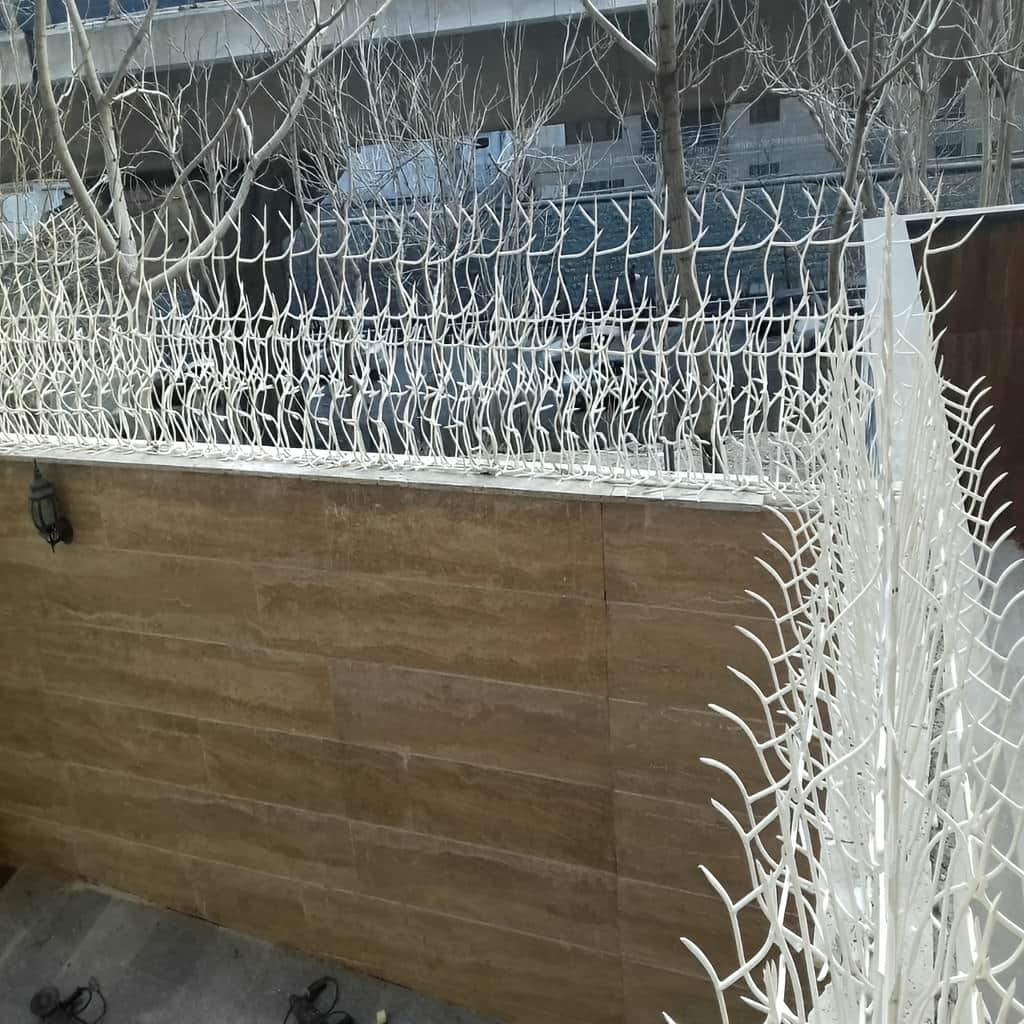 اجرای حفاظ روی دیوار حیاط مسکونی برای پارکینگ