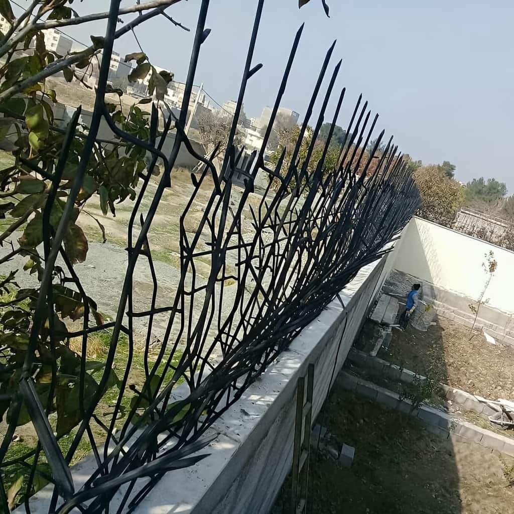 نصب حفاظ دیوار پرتراکم خمکاری شده روی تاج دیوار