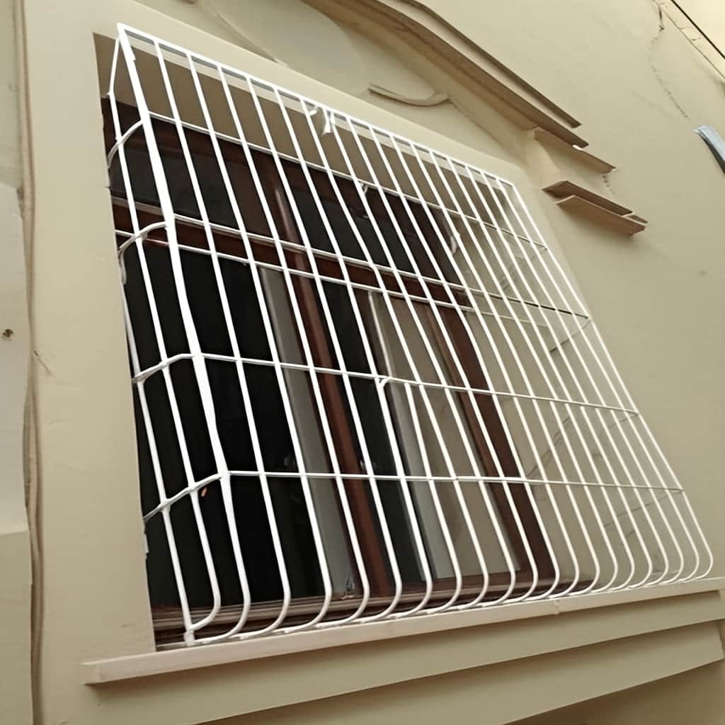 نصب حفاظ پنجره آپارتمان طبقات پایین روی دیوار اطراف