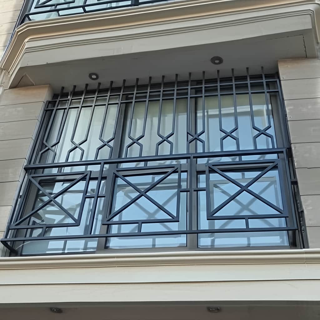 سفارش نرده پنجره فرفورژه گل دار با طرح قوسی