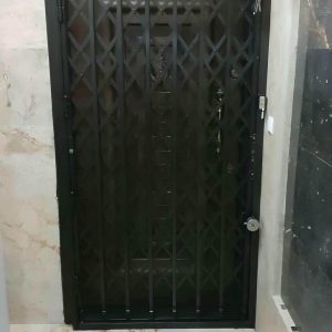 درب آکاردئونی مدرن مشکی ورودی اداری 10 طرح اجرایی