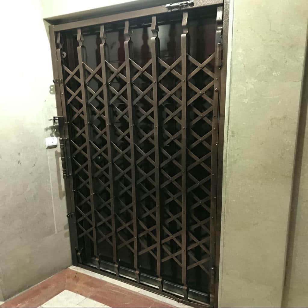 قفل درب آکاردئونی با نصب تراز