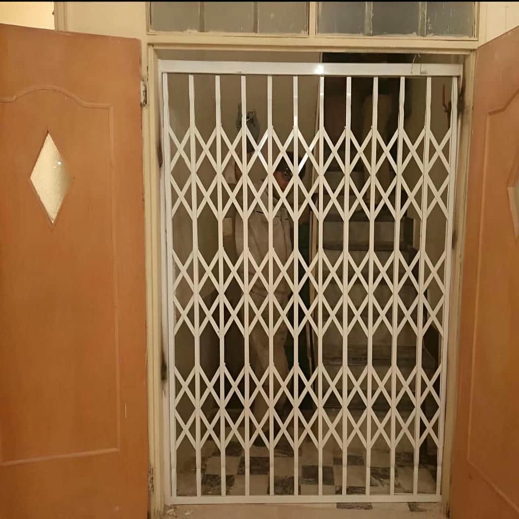 محافظ درب آپارتمان با طراحی هماهنگ درب