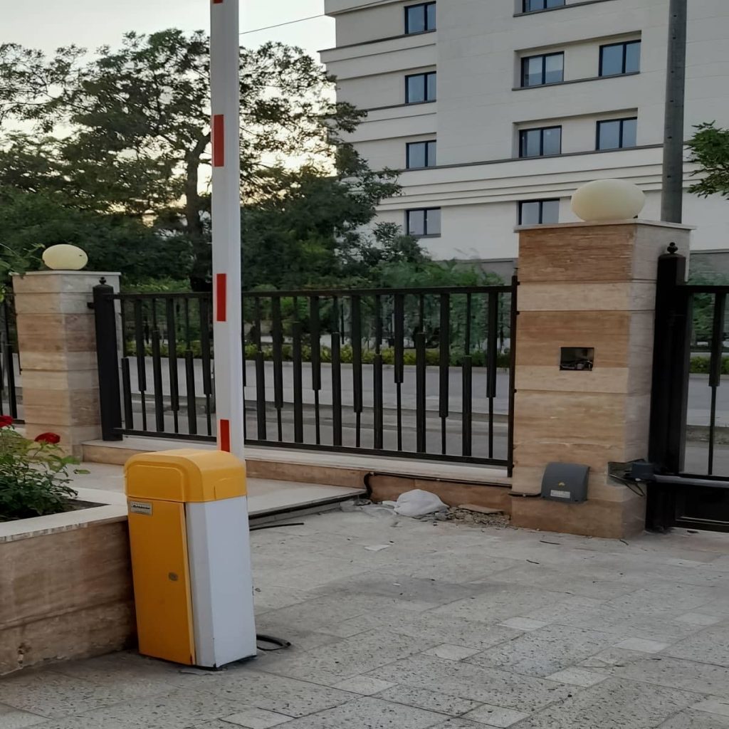 سیستم کنترل تردد پارکینگ سازمانی با نصب کنار مسیر ورود