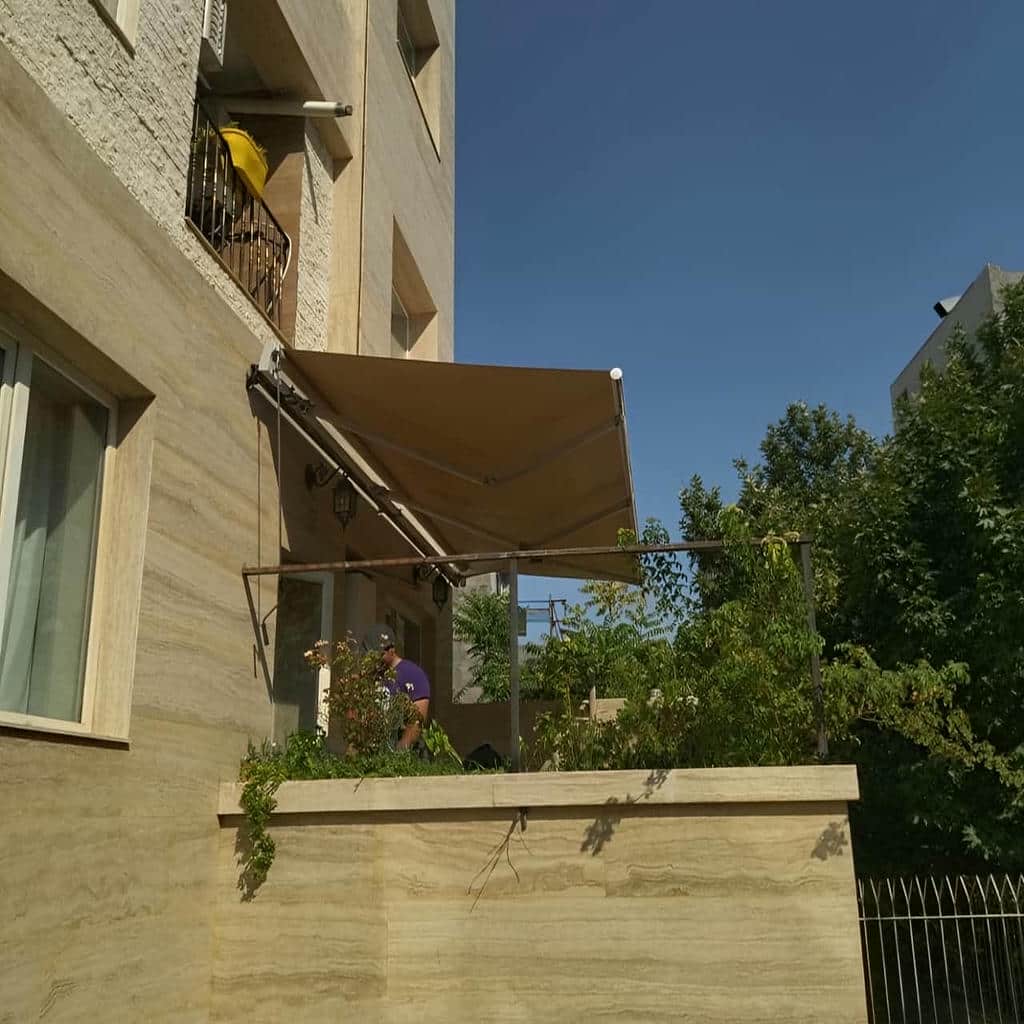 سایبان برقی ضد UV با رنگ هماهنگ با نمای ساختمان سایبان برقی ضد UV با رنگ هماهنگ با نمای ساختمان