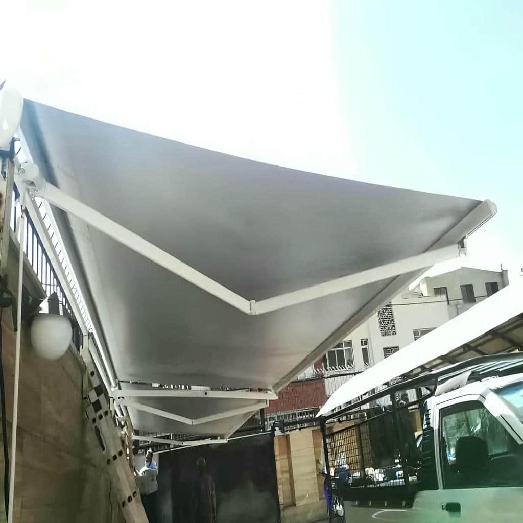 سایبان برقی فول باکس تجاری با نصب تراز روی نمای ورودی سایبان برقی فول باکس تجاری با نصب تراز روی نمای ورودی